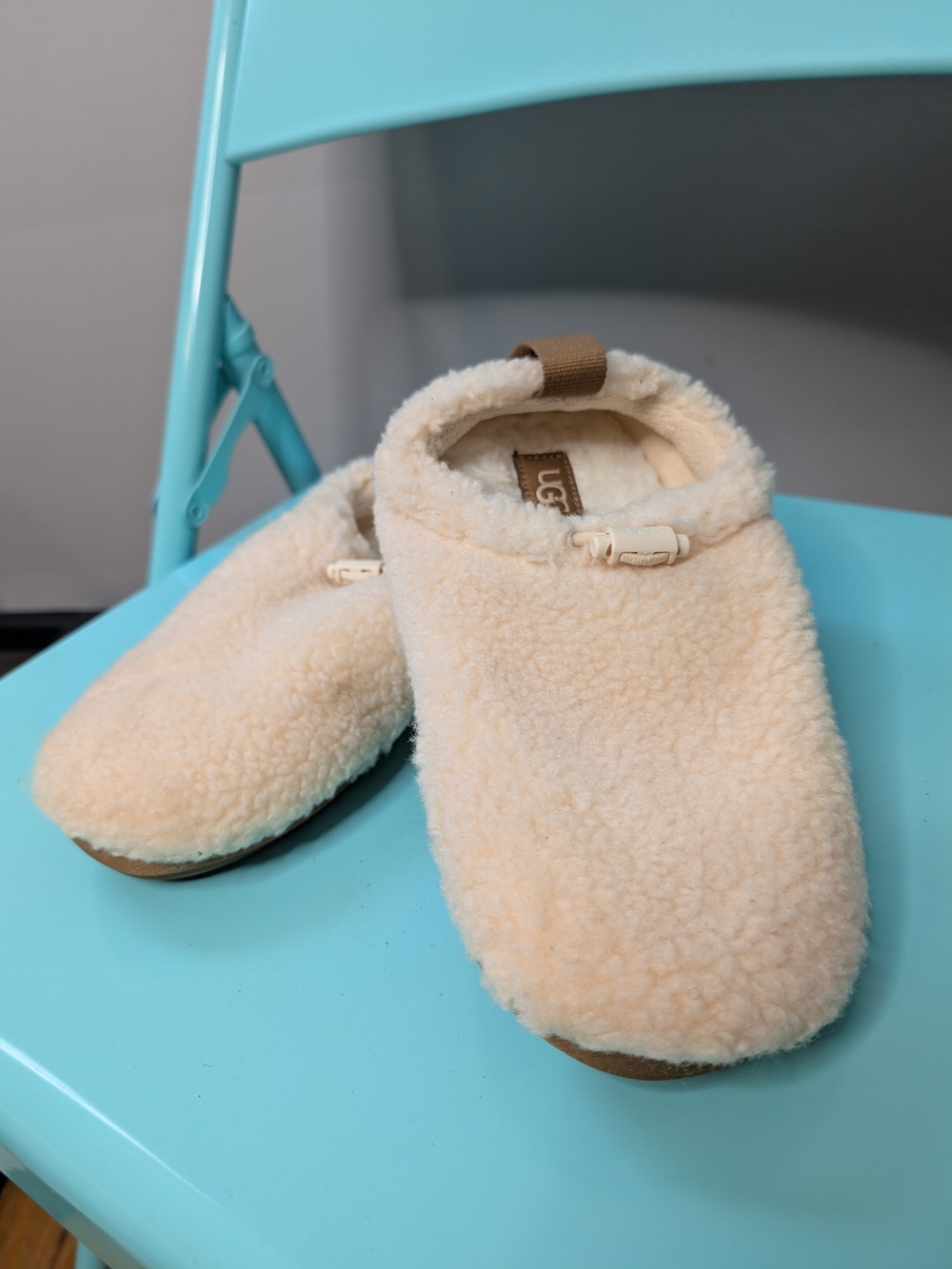 🤍 UGG Women’s Cream Sherpa Slippers